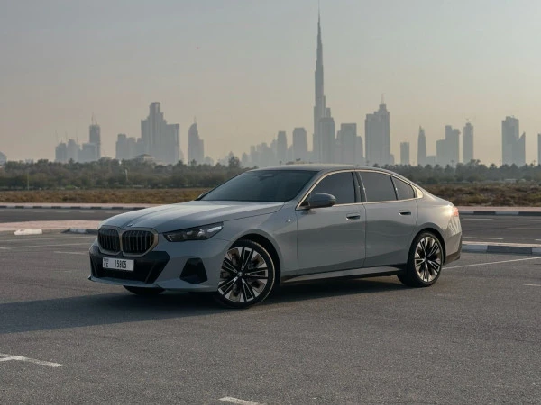 Nardo grey BMW 520i, 2026